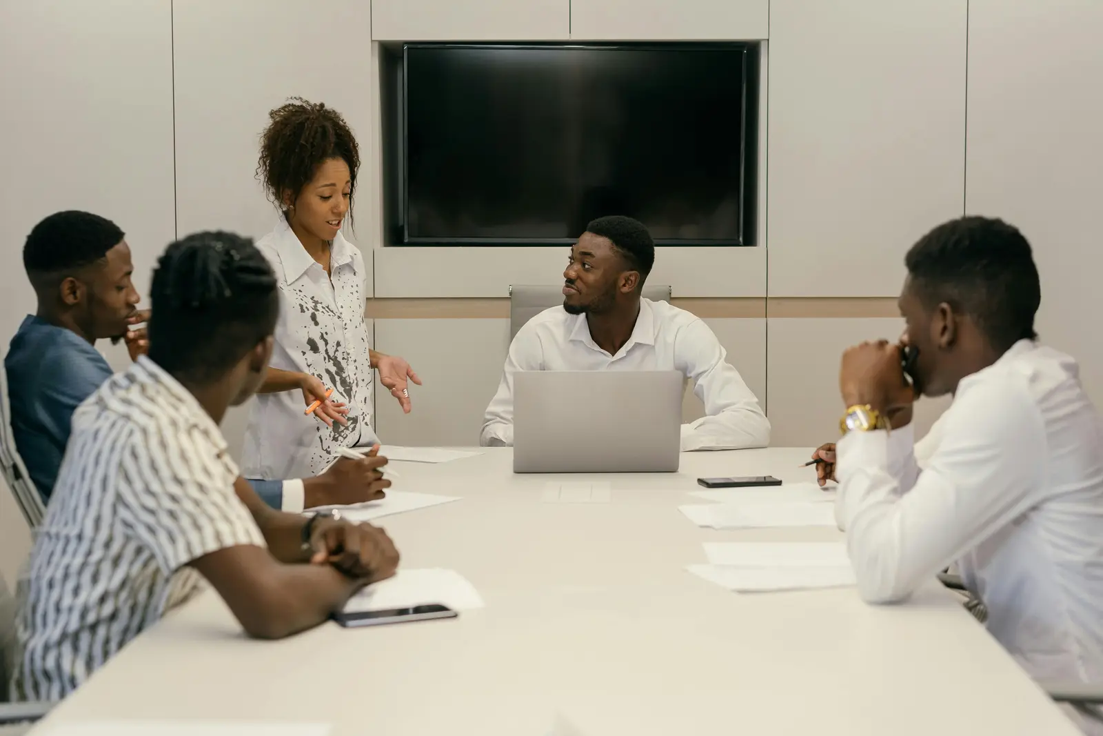 Profissionais negros a colaborar numa reunião
comercial
