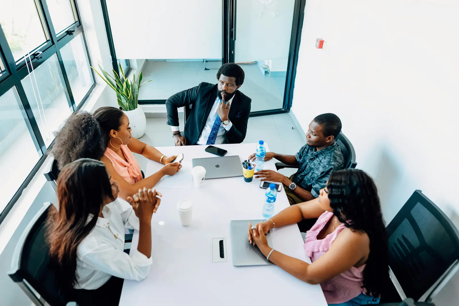 Equipa africana em reunião de planeamento