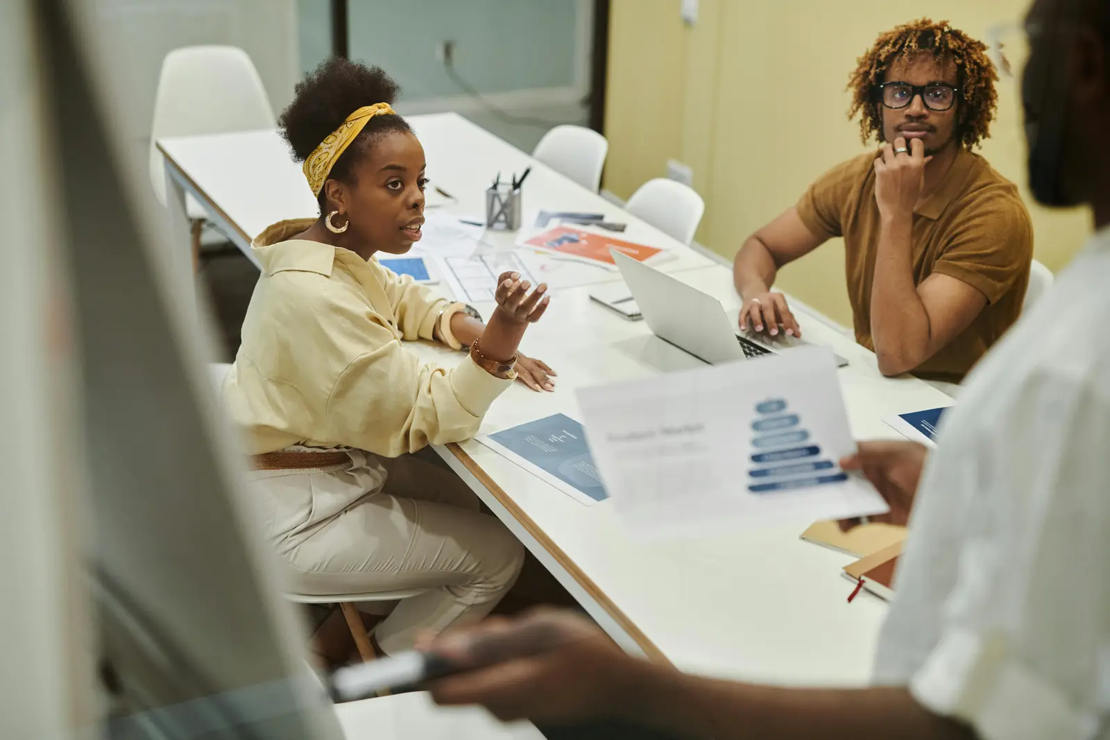 Profissionais negros a analisar relatórios de
vendas